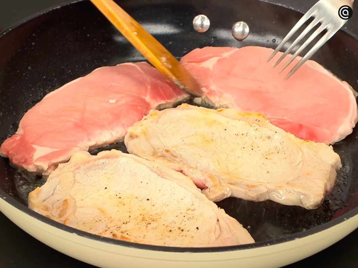 Retira el hueso de las chuletas, añade sal y pimienta, y cocínalas en la sartén