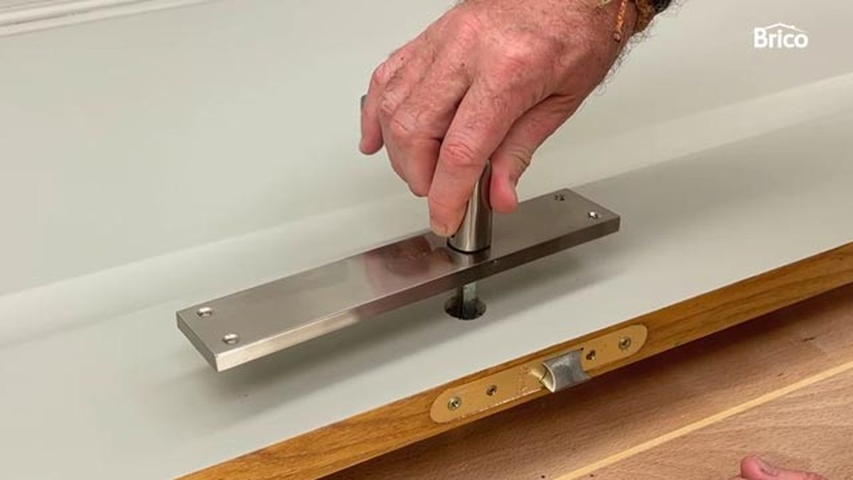 Como pintar una puerta de madera con pistola paso 10