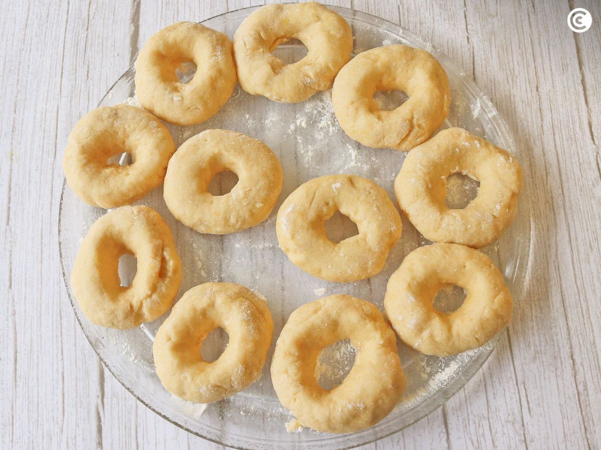 Dar forma a las rosquillas caseras de la abuela