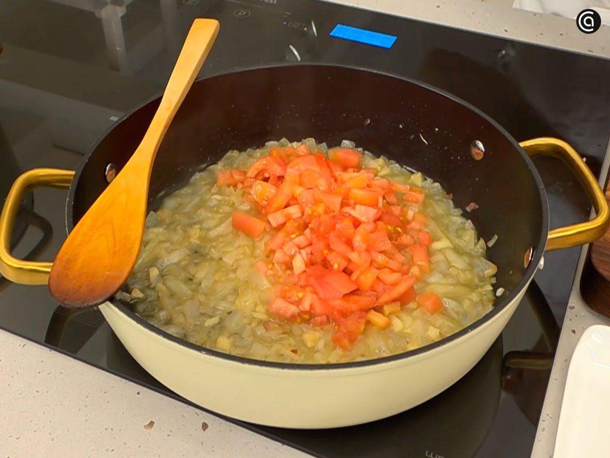 Sofríe la cebolla con el tomate en una cazuela
