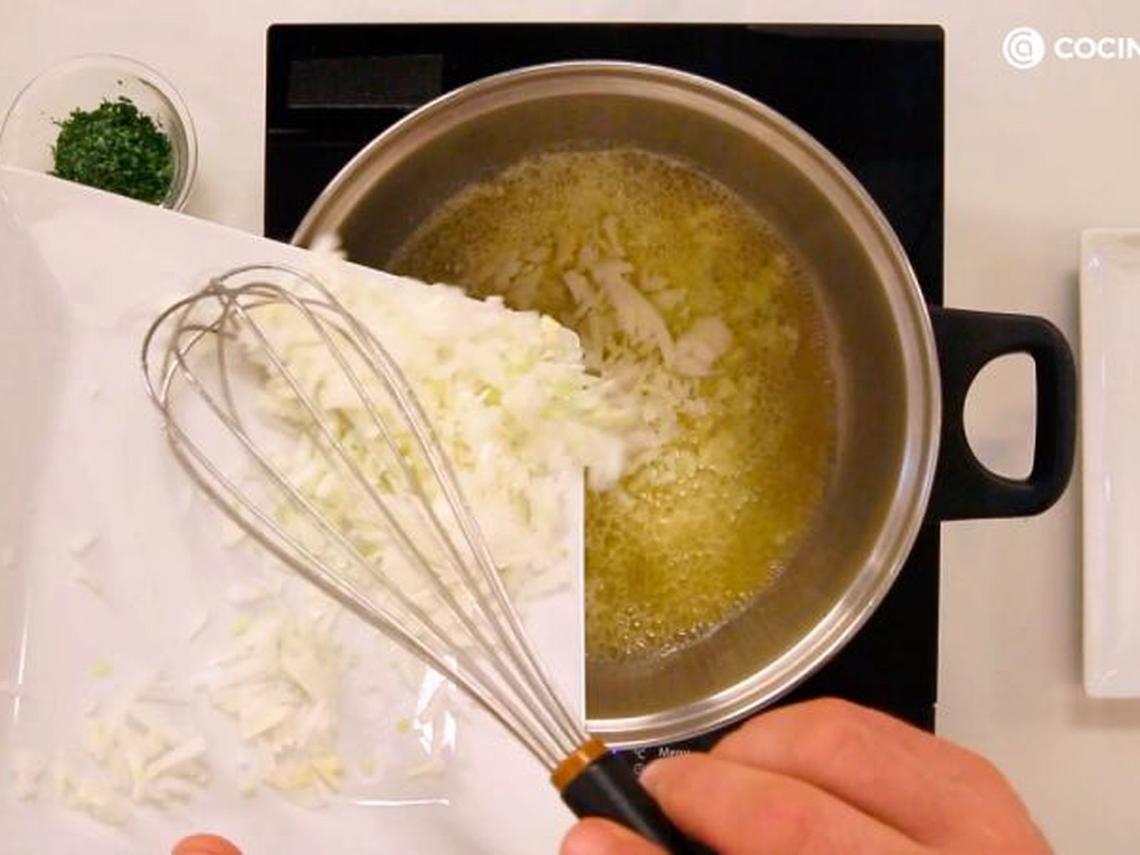Fríe la cebolla y el ajo en la mantequilla fundida croquetas jamon paso 1