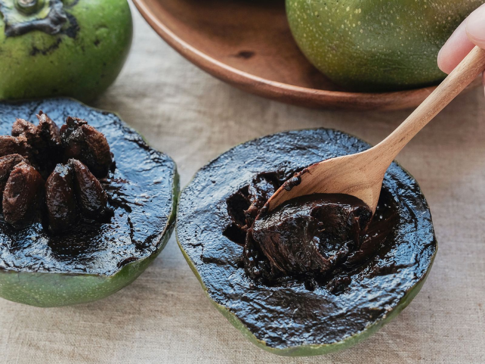 La pulpa del zapote negro, oscura y cremosa, se come con cuchara cuando el fruto está completamente maduro.