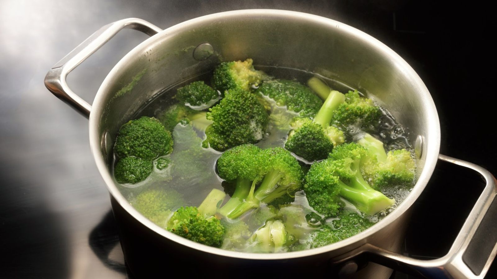 Blanquear espinacas, coles o brócoli ayuda a mantener su color, textura y valor nutricional antes de saltearlos