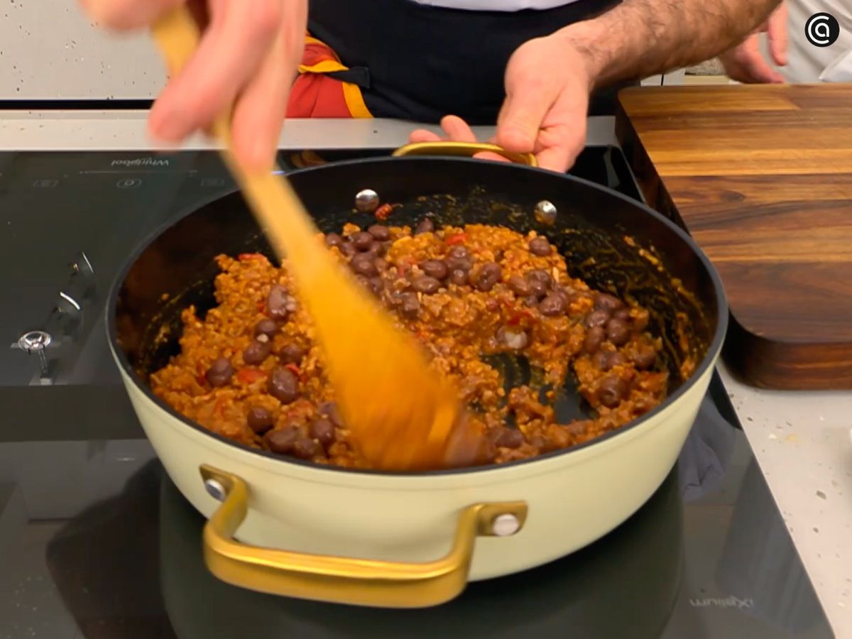 Agrega las alubias cocidas al sofrito y remueve para que se integren