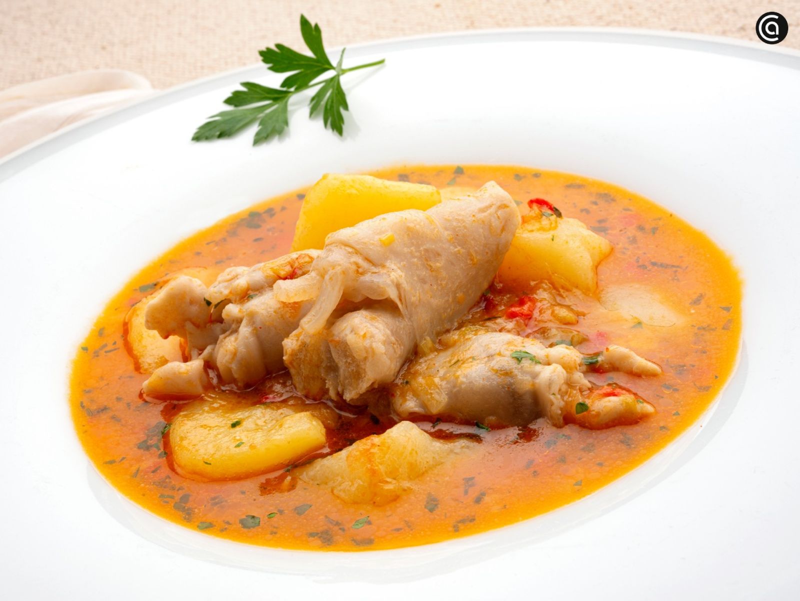 Aprende a preparar unas manitas de cordero con patatas con Karlos Arguiñano