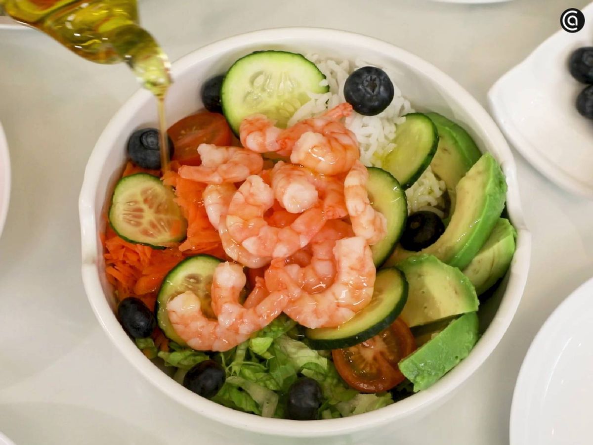 Adereza y sirve el poke bowl
