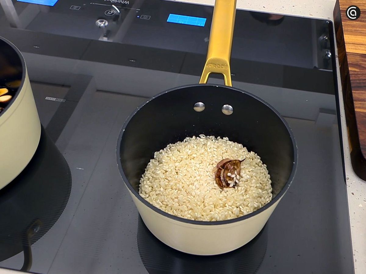 Cuece el arroz blanco como guarnición de las brochetas de pollo y manzana