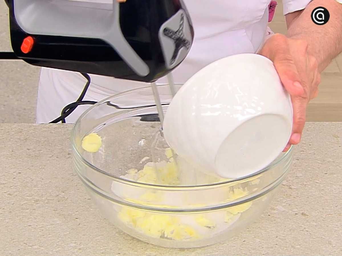 Bate la mantequilla con el azúcar