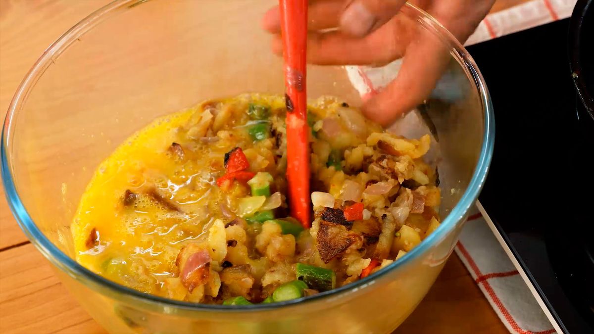 Tortilla de patatas con cebolla y espárragos trigueros   paso 4