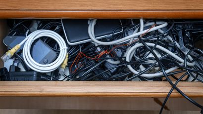 El cajón de los cables suele ser el que siempre está desordenado