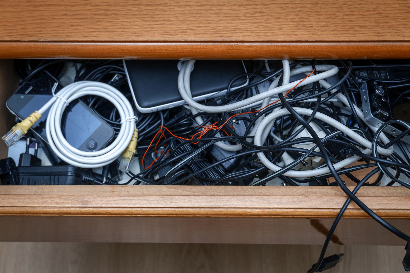 El cajón de los cables suele ser el que siempre está desordenado