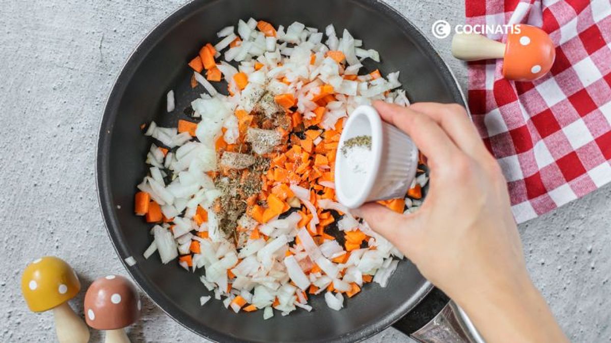 Sofreímos la cebolla y la zanahoria con las especias