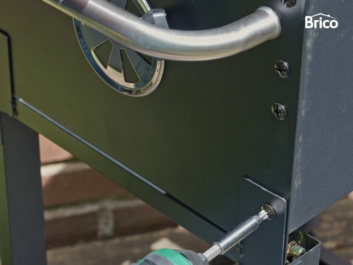 Fija la bandeja a la estructura