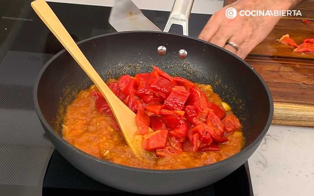 Añade los pimientos asados