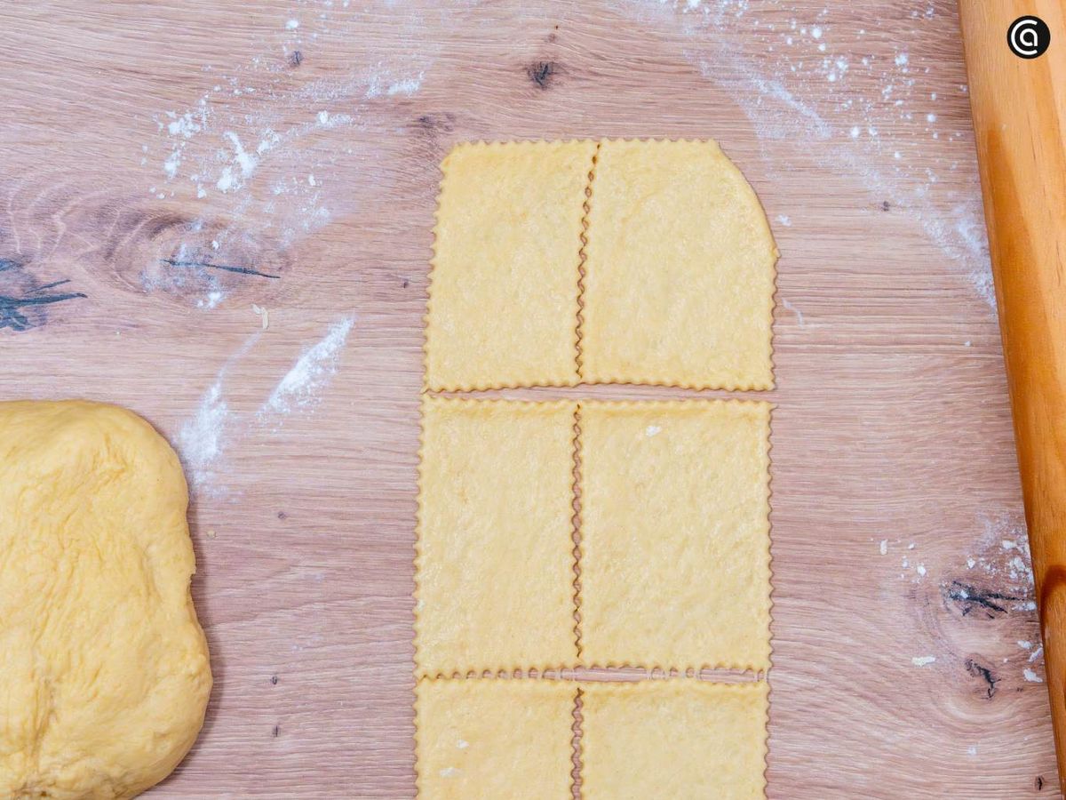 Estira la masa bien fina y corta para formar las hojuelas