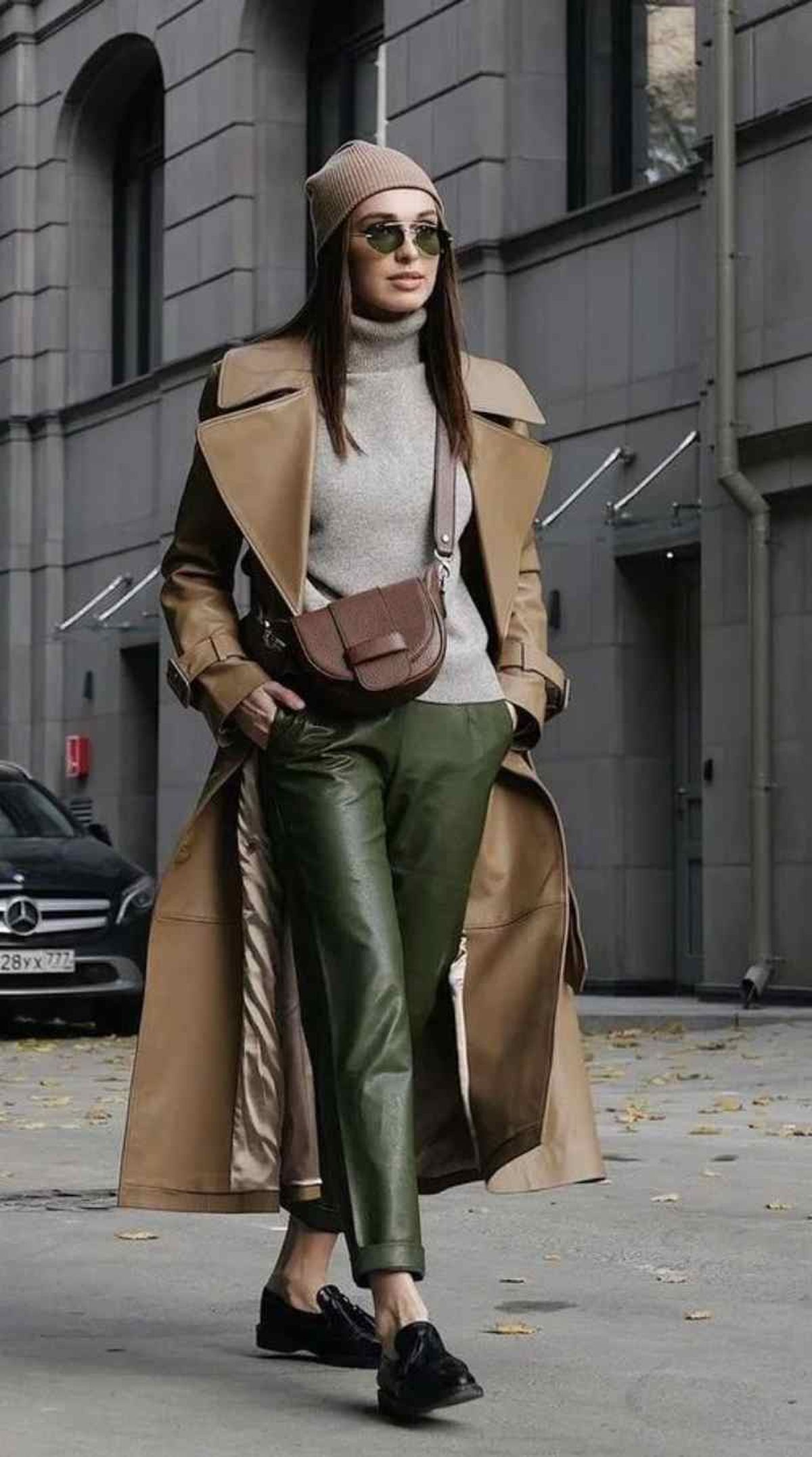 Pantalón de cuero sintético en verde oliva