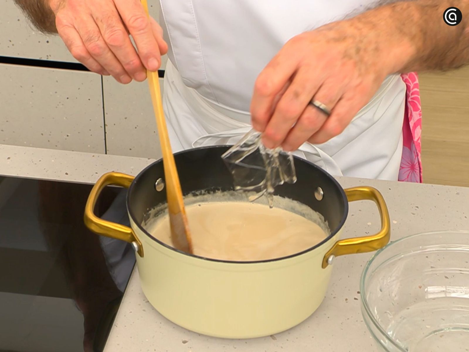 Añade la gelatina ya hidratada y mezcla hasta que se disuelva