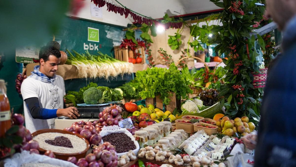 El corazón del mercado late entre cestas de verduras frescas, alubias y quesos que resumen la esencia rural de Gernika.