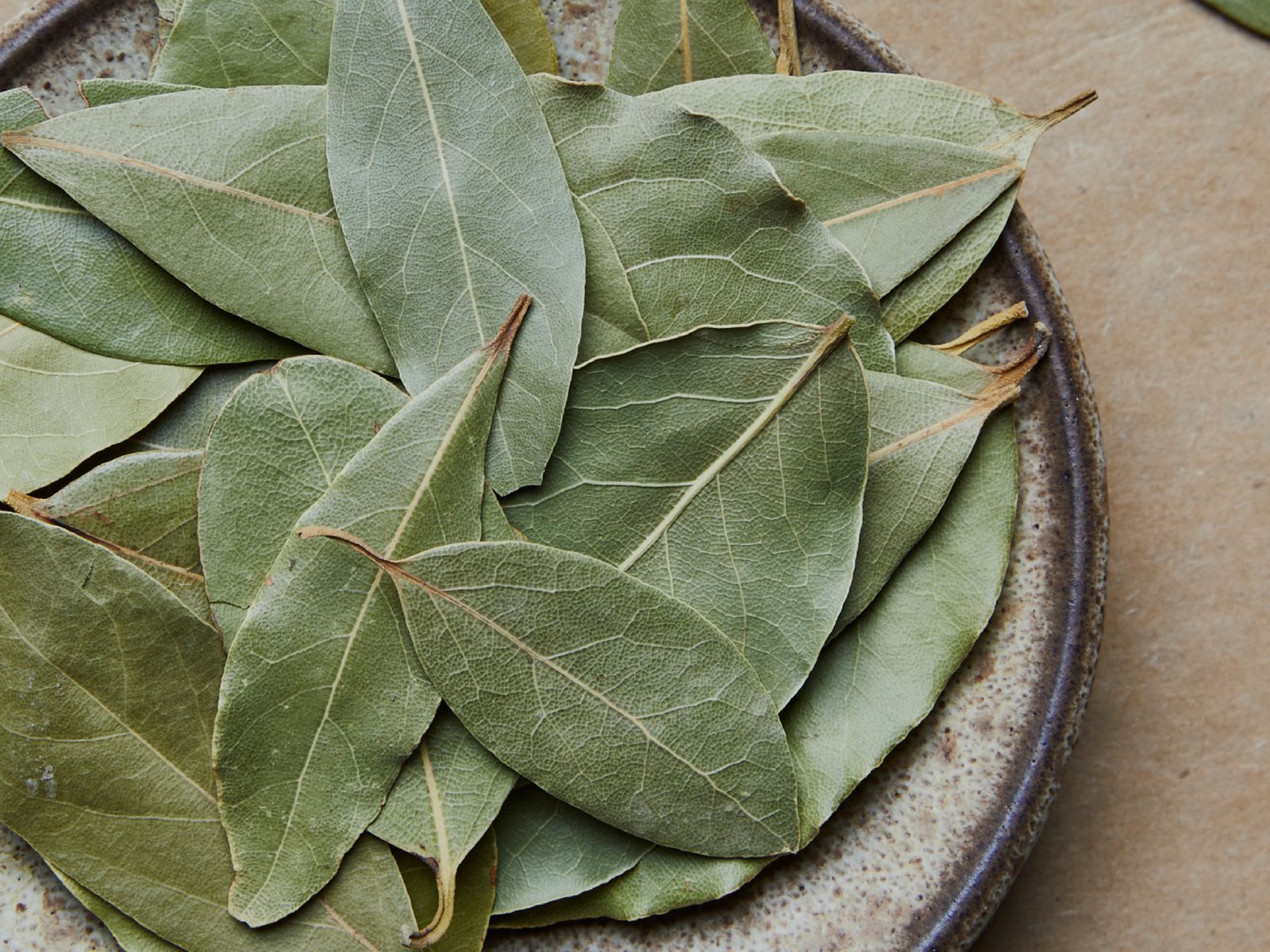 Una hoja que parece pequeña, pero que transforma por completo el sabor y la digestión de los guisos.