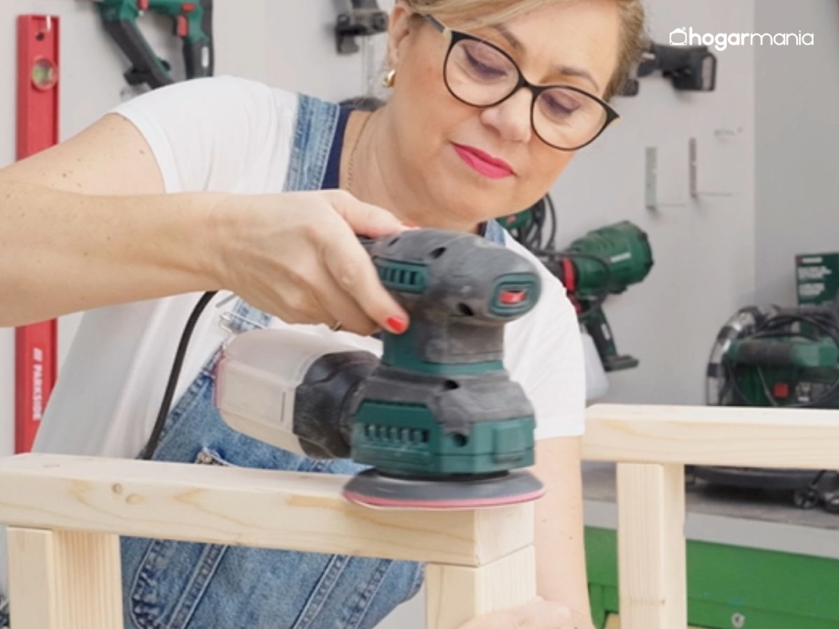 Otra pasada de lijadora deja la madera lista para el acabado final.