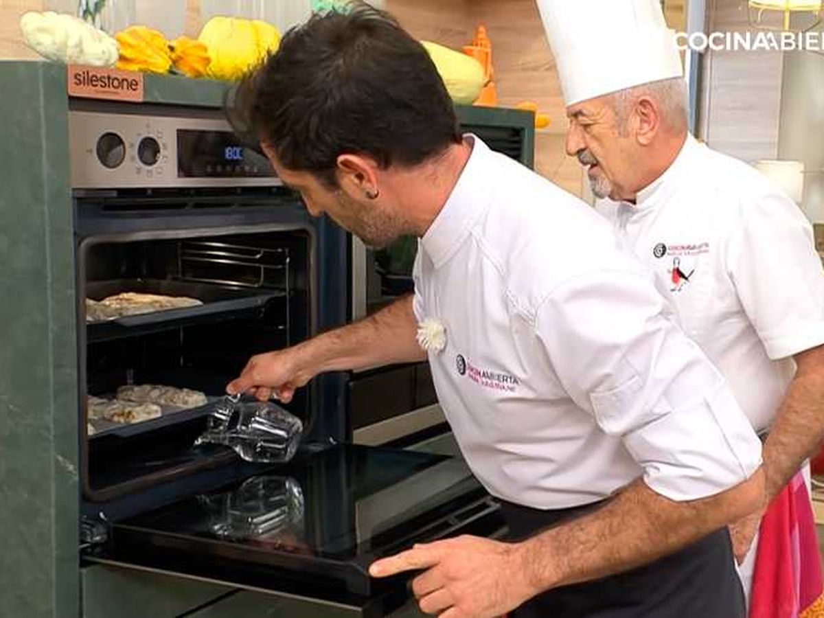 Vierte un poco de agua en la base del horno