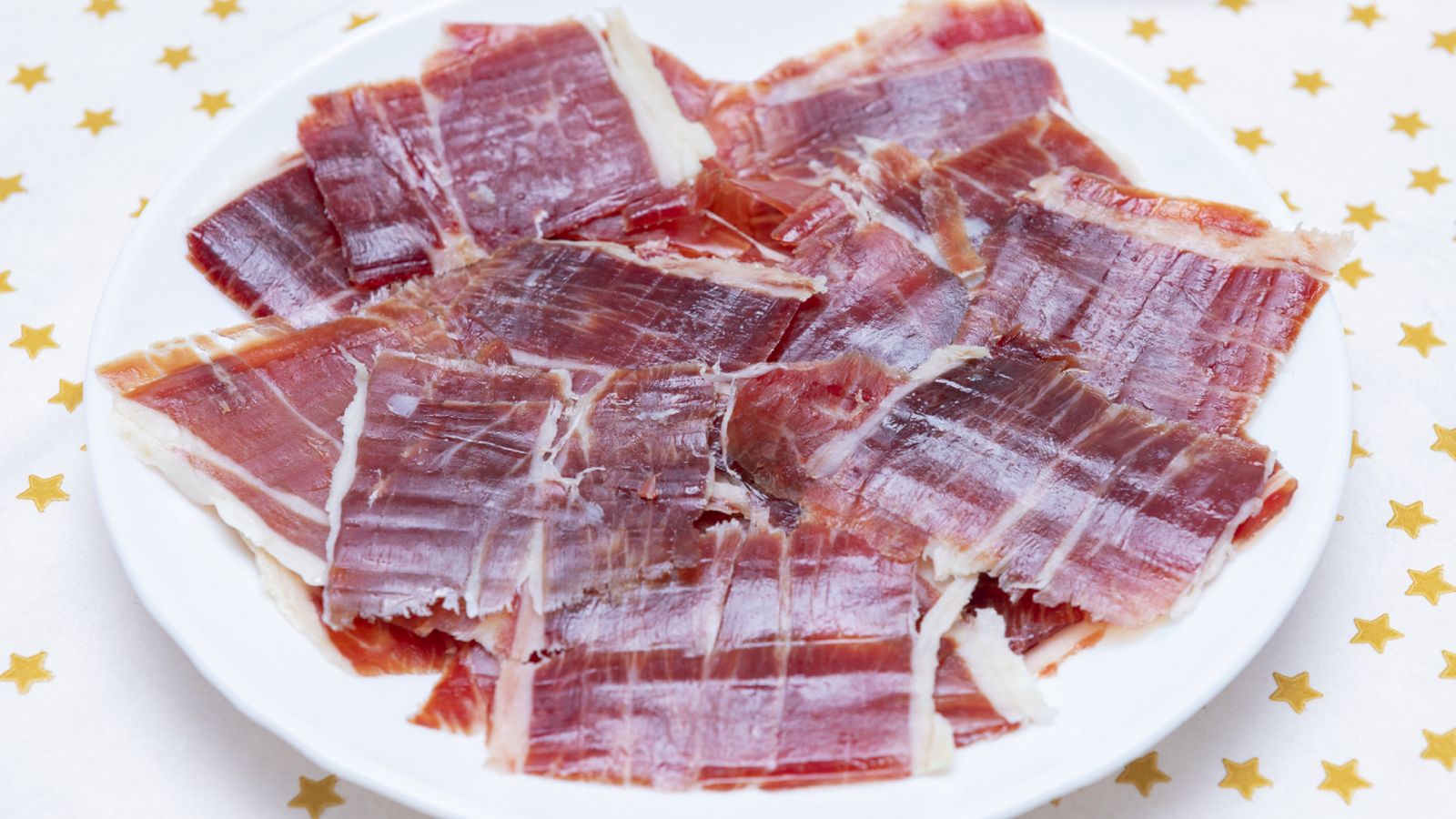 El jamón, protagonista silencioso de cada Navidad: tradición, sabor y celebración en un solo plato.