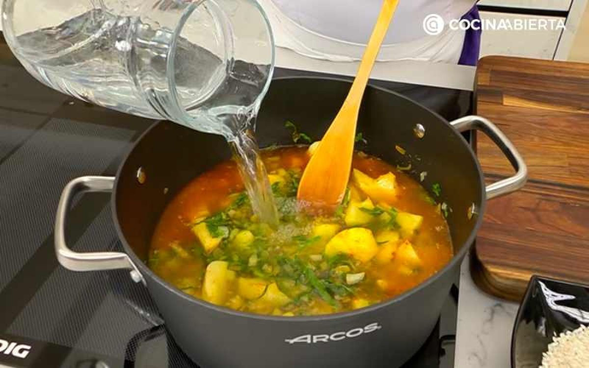 Agrega las patatas y agua