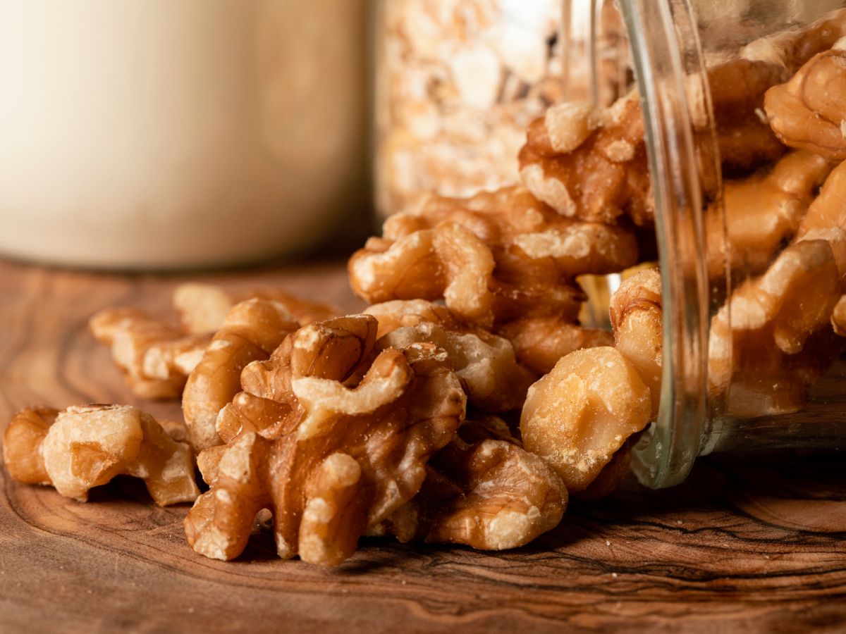 Conserva bien tus nueces en tarros herméticos para mantener su frescura.