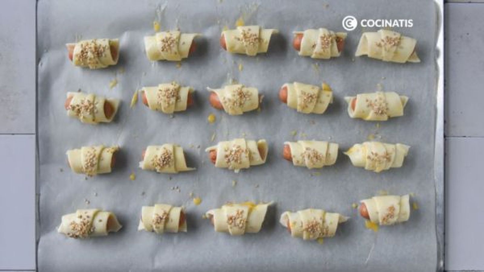 Coloca los hojaldres rellenos en una bandeja de horno Coloca los hojaldres rellenos en una bandeja de horno