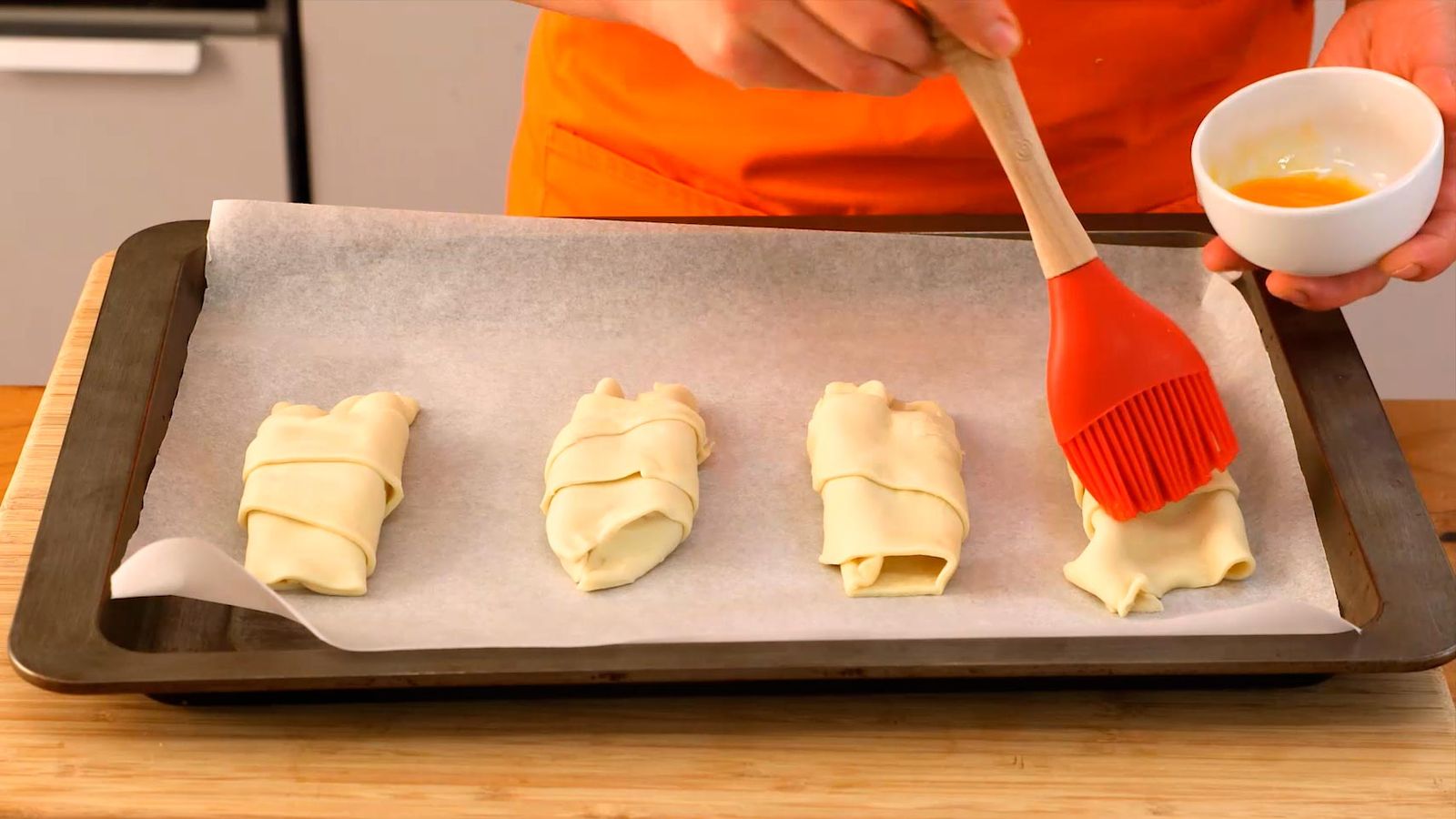 Pinta los croissant con huevo Receta de croissants rellenos de chocolate paso 3