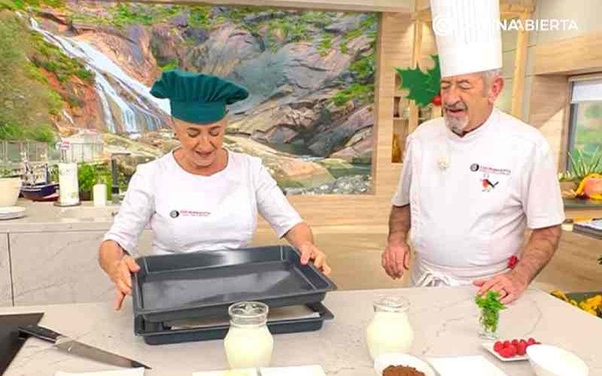 Coloca una bandeja de horno para que el hojaldre no suba