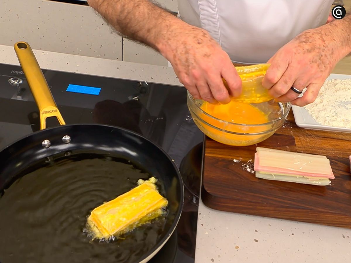 Pasa primero por harina y después por huevo batido; fríe las pencas rellenas