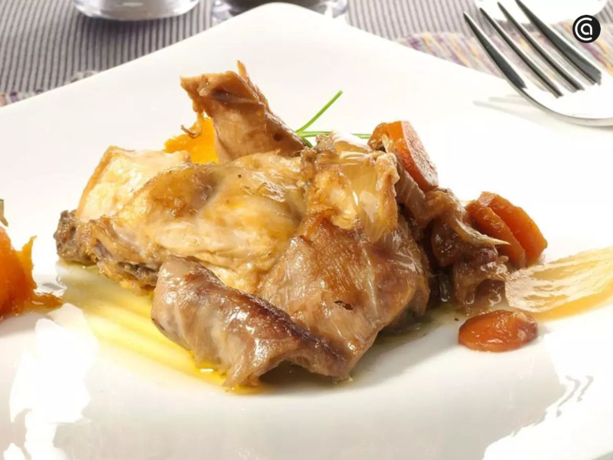 Conejo en escabeche tradicional, perfecto para preparar con antelación y servir frío o templado.