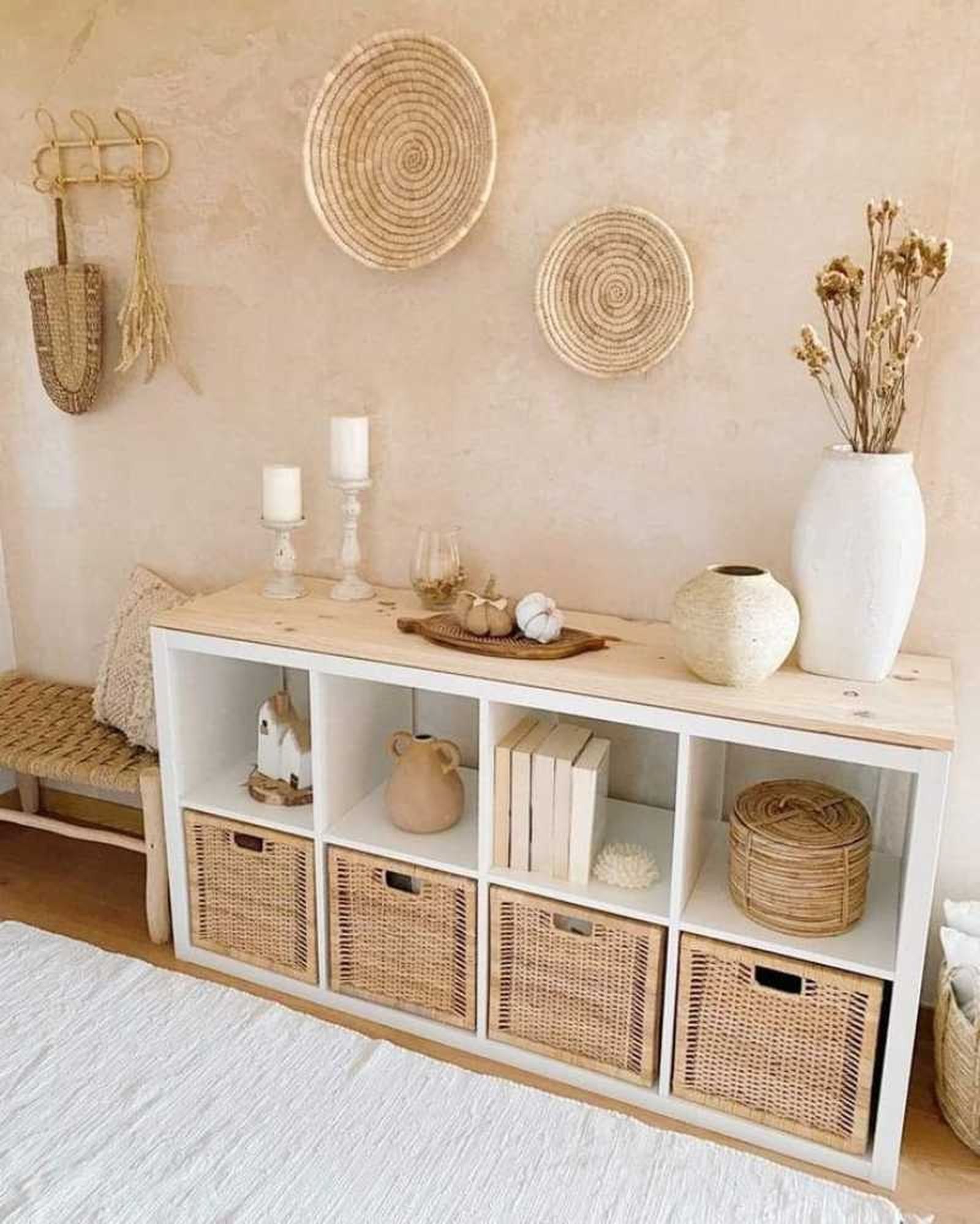 Estantería KALLAX de IKEA con cestas de mimbre.