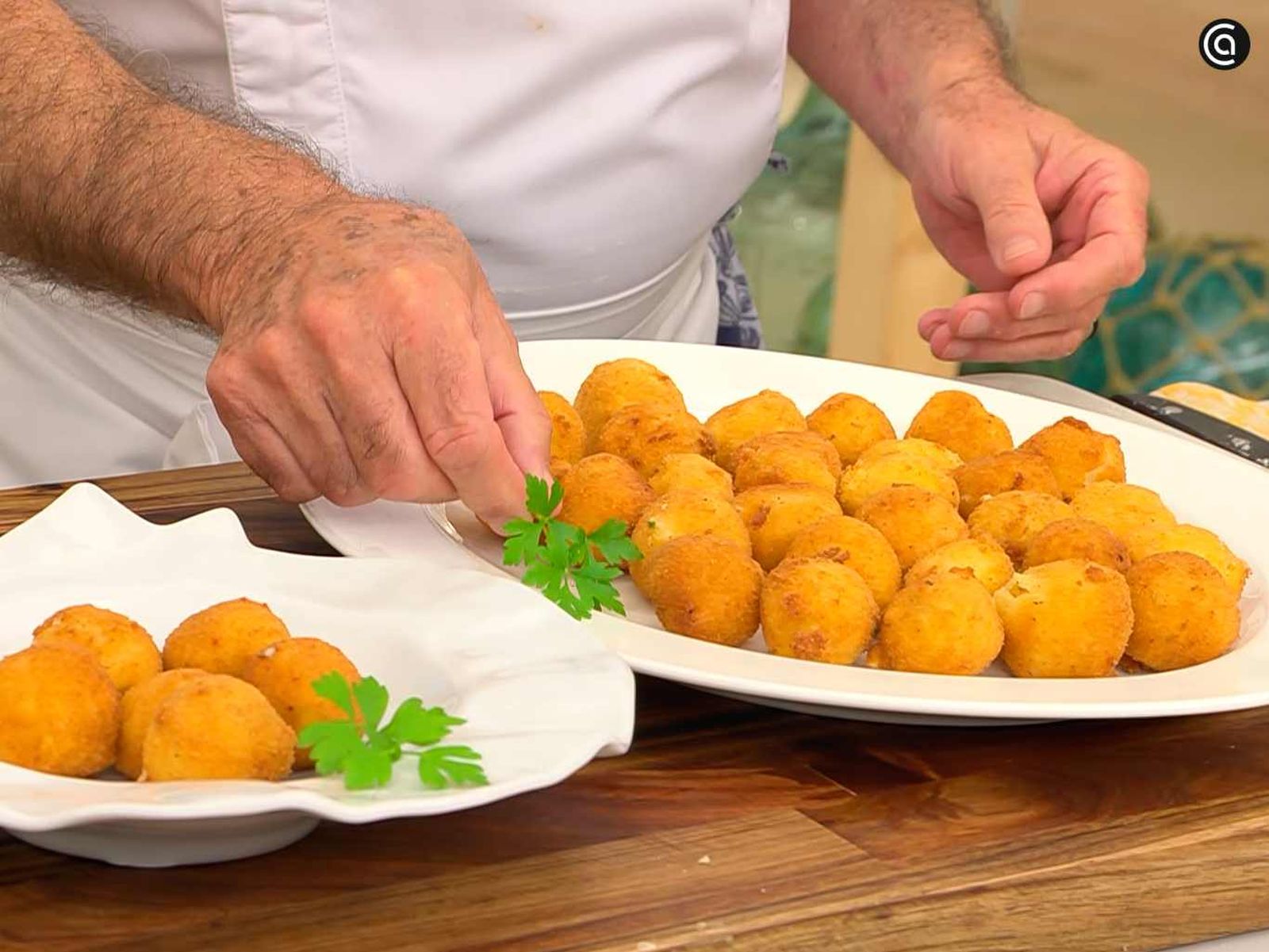 Sirve las croquetas de gambas Sirve las croquetas de gambas