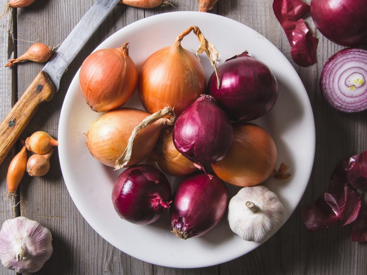 La cebolla aporta un sabor intenso, la chalota uno más suave y dulce