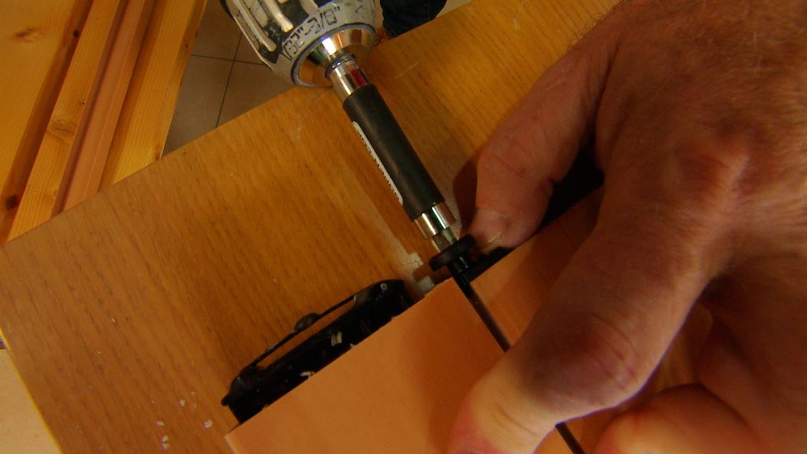 Cómo instalar una puerta plegable paso 5 Cómo instalar una puerta plegable paso 5