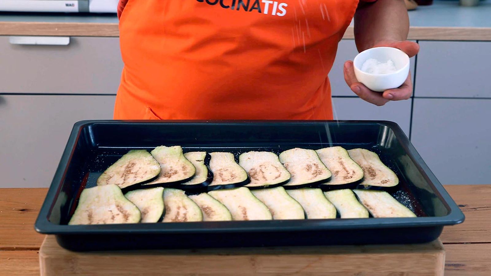 Lamina las berenjenas y extiéndelas en una bandeja de horno Receta de canelones veganos de berenjena, calabaza y setas paso 1