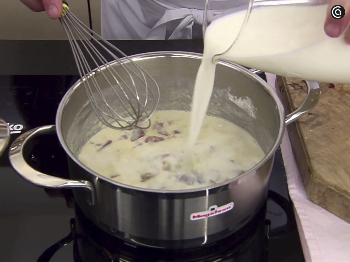 Vierte la leche y deja cocinar unos 6-8 minutos sin dejar de remover