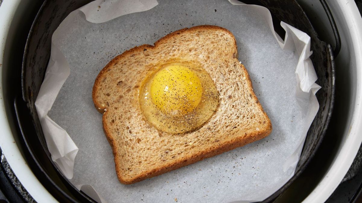 Tostada con huevo en freidora de aire