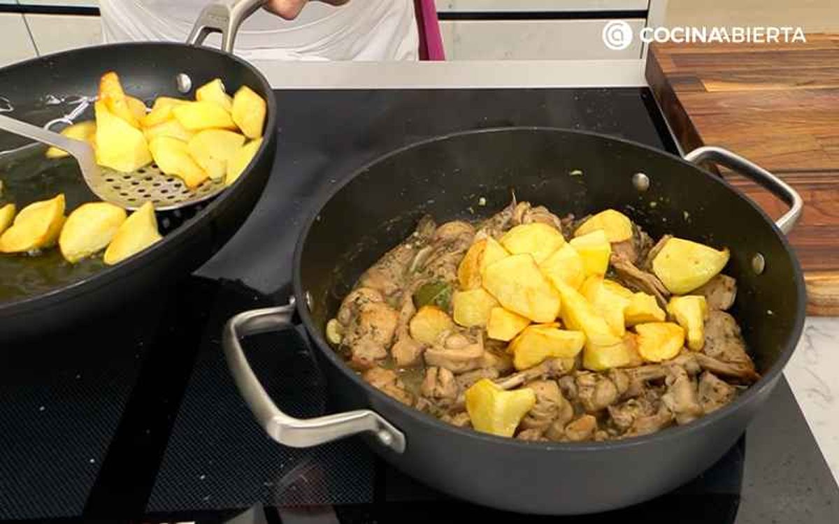 Incorpora las patatas fritas