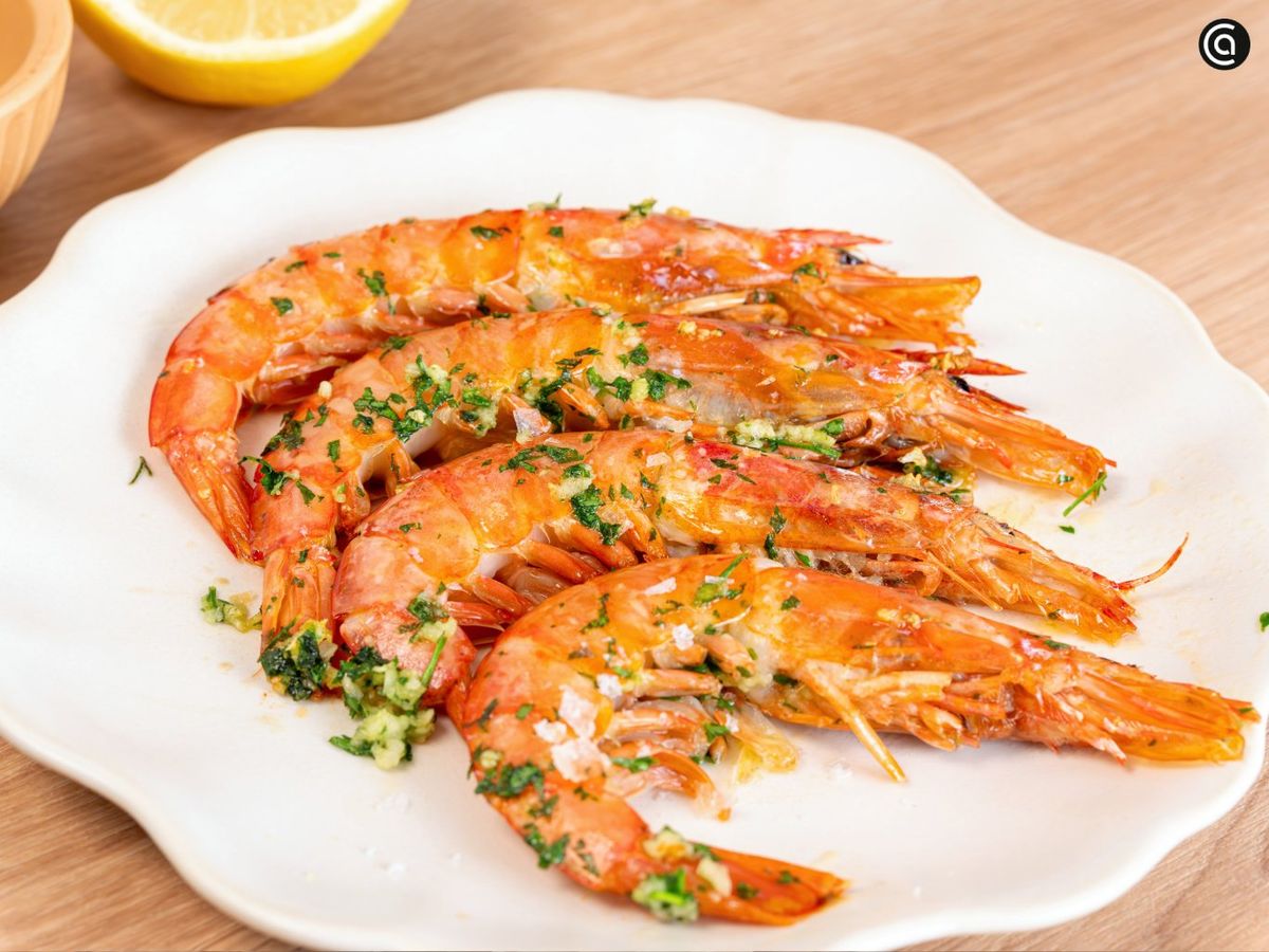 Coloca en el plato los gambones de freidora de aire y llévalos a la mesa