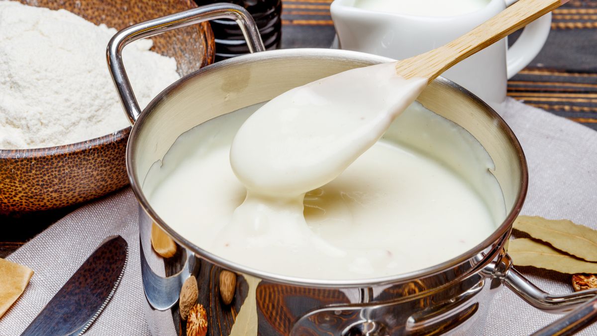 Cocinar bien la bechamel durante unos 15-20 minutos es clave para conseguir unas croquetas perfectas