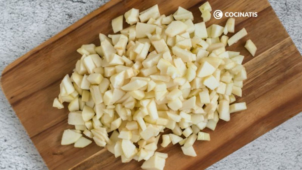 Pelamos la pera en dados pequeños