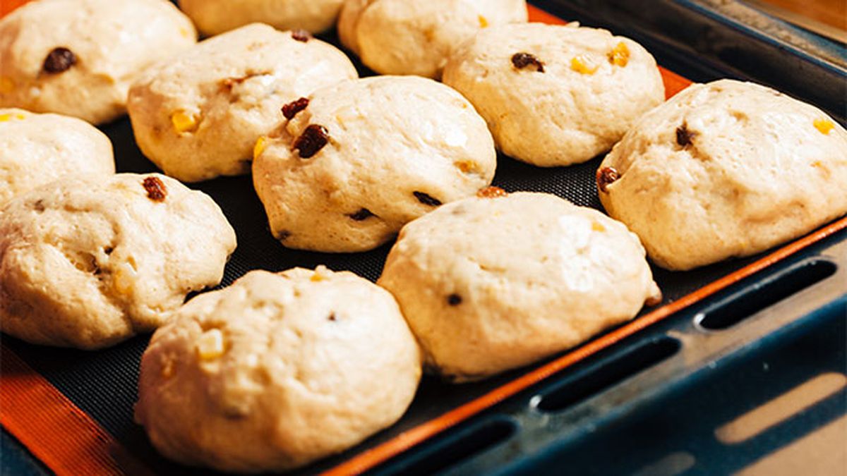 cocina recetas pascua bollos ingleses de cruz hot cross buns forma bolas