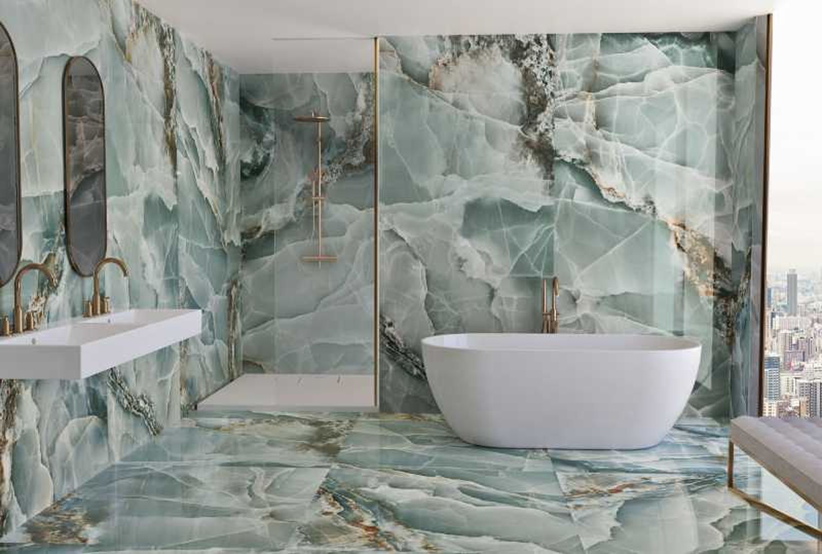 Baño elegante con paredes y suelos de mármol verde.