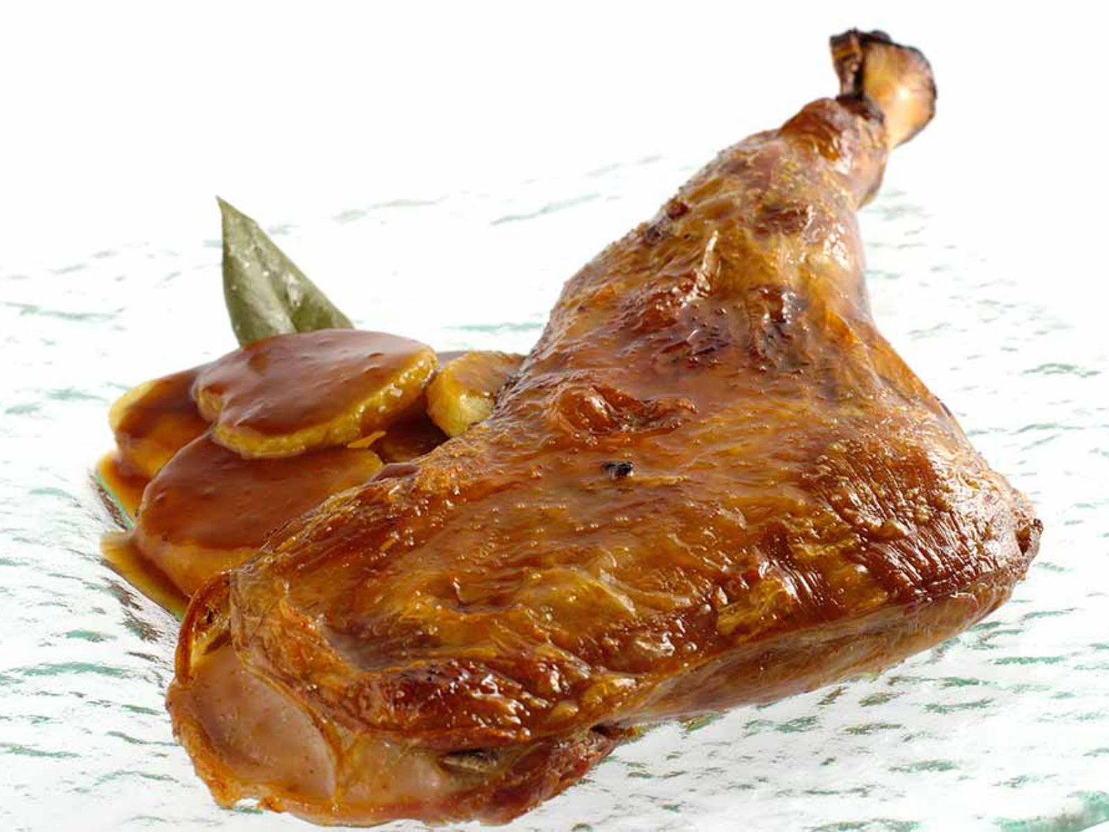 Junto a las migas el ternasco es un plato típico de estas fiestas.