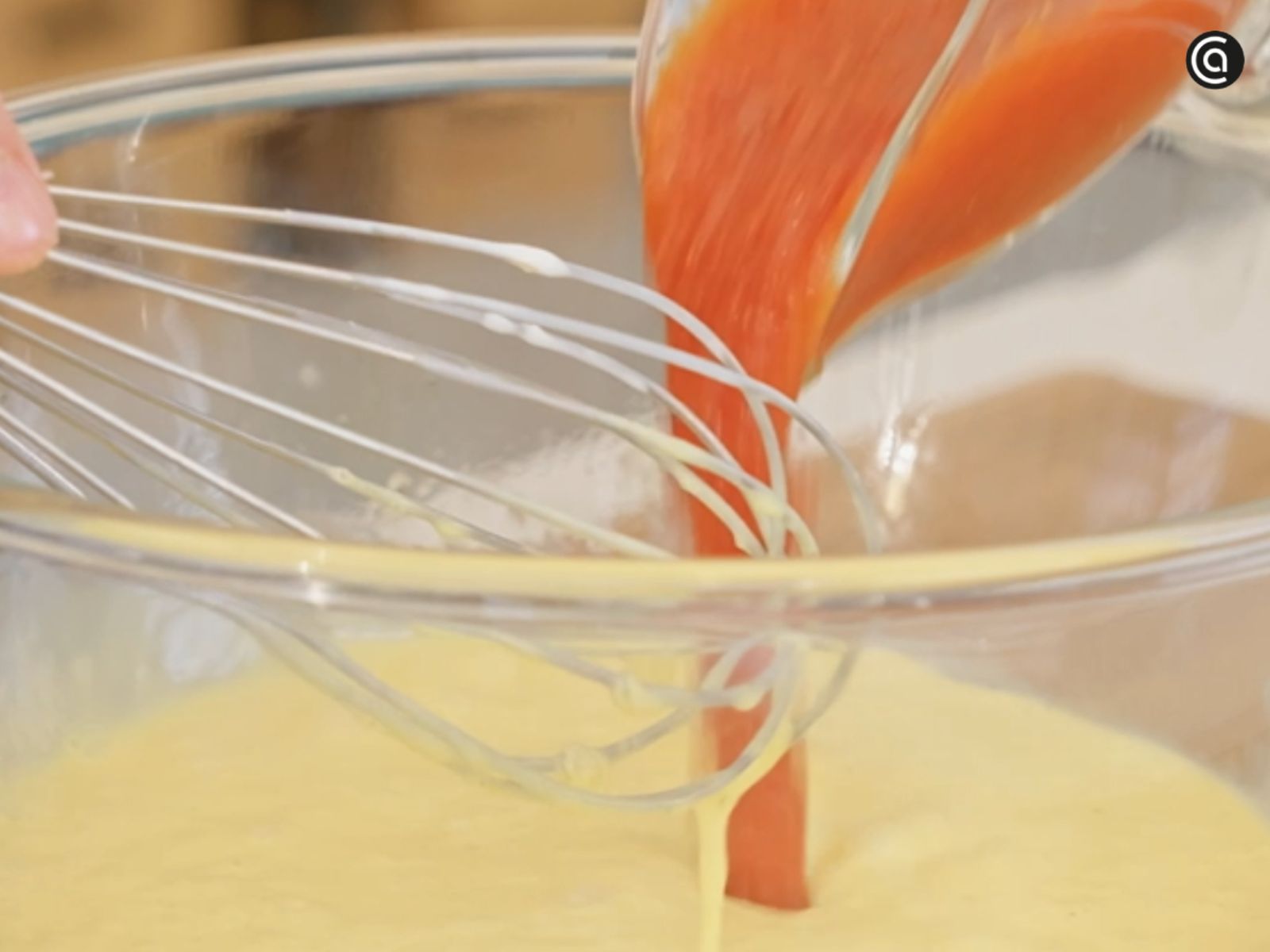 El tomate triturado se suma a la mezcla para aportar color y un punto de jugosidad.