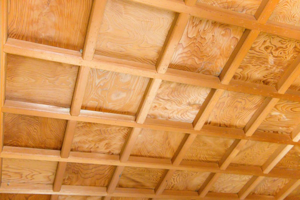 Techo de madera artesonado.