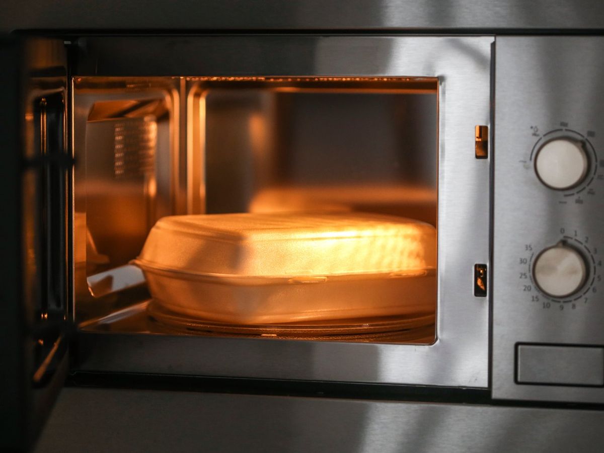Los envases de comida para llevar se deforman en el microondas y liberan gases tóxicos